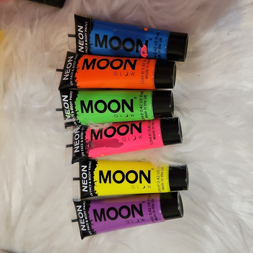 Blacklight Makeup Bundle - Picture 5 of 5